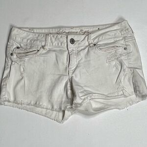 American Eagle | Factory Distressed White Denim Raw Hem Jeans